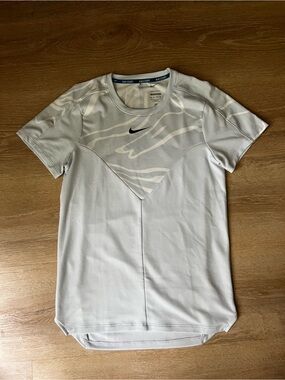 Nike Men’s Light Gray Athletic Short-Sleeve Performance Tee